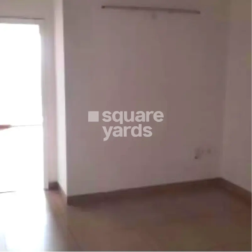 Room in 3 BHK Apartment at Emaar Palm Gardens, Sector 83 – for Rent