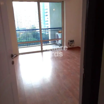 Room in 3 BHK Apartment at Pioneer Park Phase 1, Sector 61 – for Rent