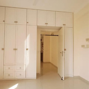 Room in 4 BHK Apartment at Tulip Violet, Sector 69 – for Rent