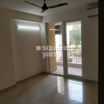 Room in 3 BHK Apartment at Emaar Palm Hills, Sector 77 – for Rent
