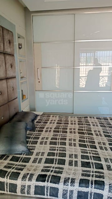 Bedroom in 3 BHK Apartment at Andheri West – for Rent
