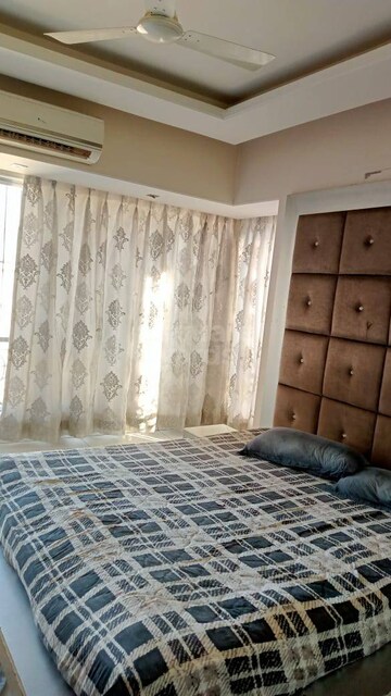 Bedroom in 3 BHK Apartment at Andheri West – for Rent