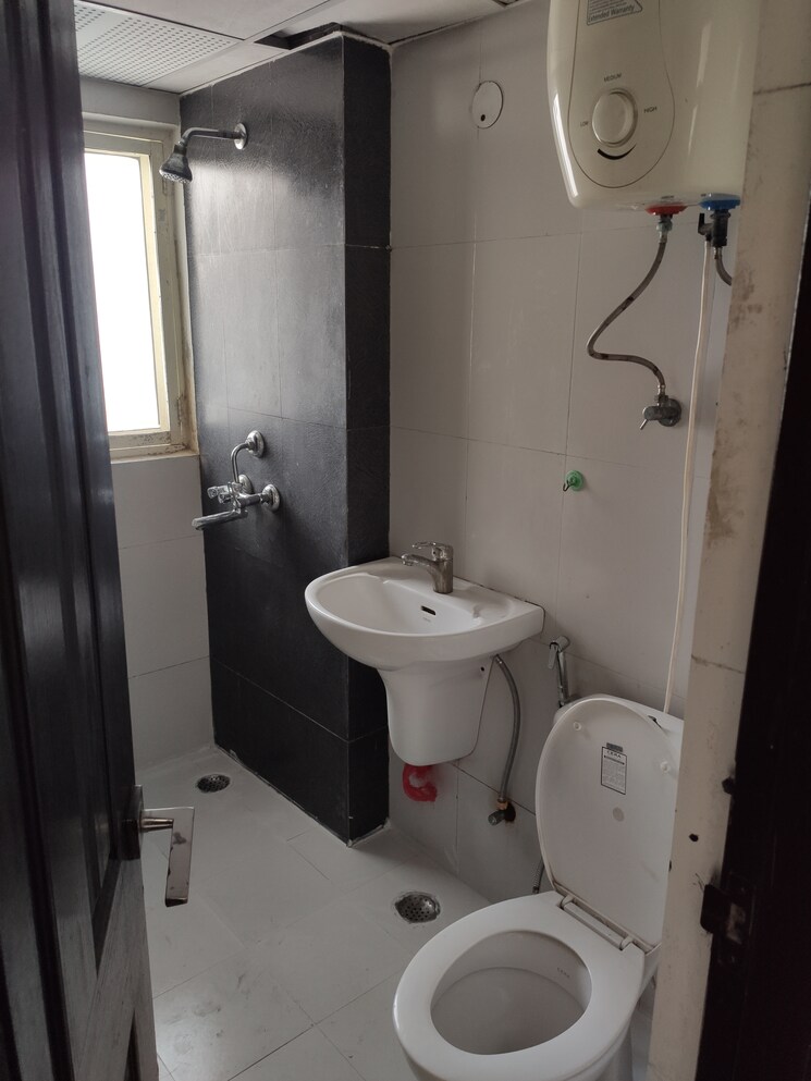 Bathroom, jm-orchid 2.5 Bedroom 1147 Sq.Ft. Apartment In Sector 76 Noida 3844619