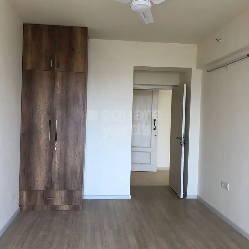 3 BHK + Servant Room Apartment For Rent in DLF The Skycourt