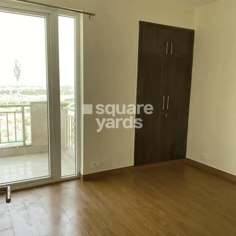 3 BHK + Servant Room Apartment For Rent in Emaar Palm Heights