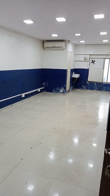 Room in 2 BHK Apartment at Transcon Triumph Tower, Andheri West – for Sale