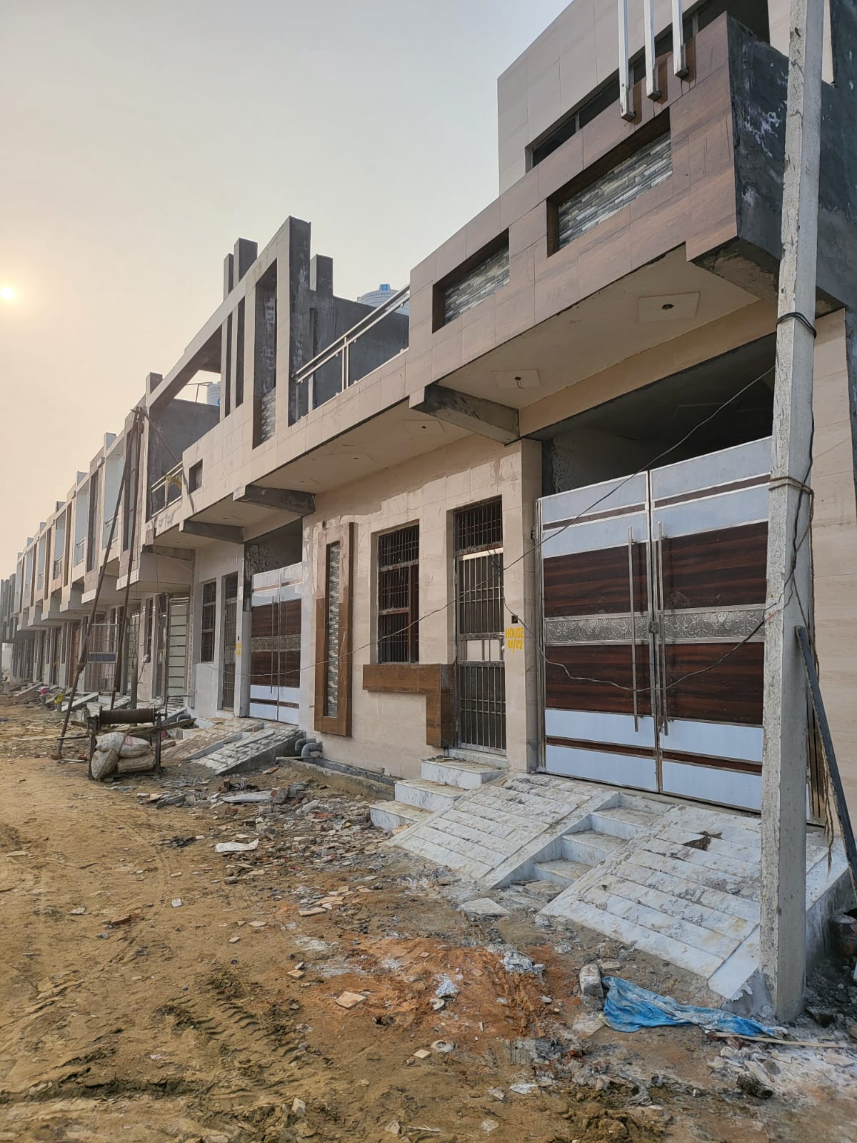 Resale 3 Bedroom 100 Sq.Yd. Independent House in PVD Mansarovar Park