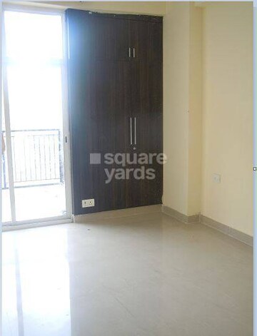 Room in 3.5 BHK Apartment at Skytech Matrott, Sector 76 – for Rent