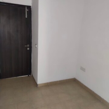 Room in 4 BHK Apartment at Tata Primanti-Tower Residences, Sector 72 – for Rent