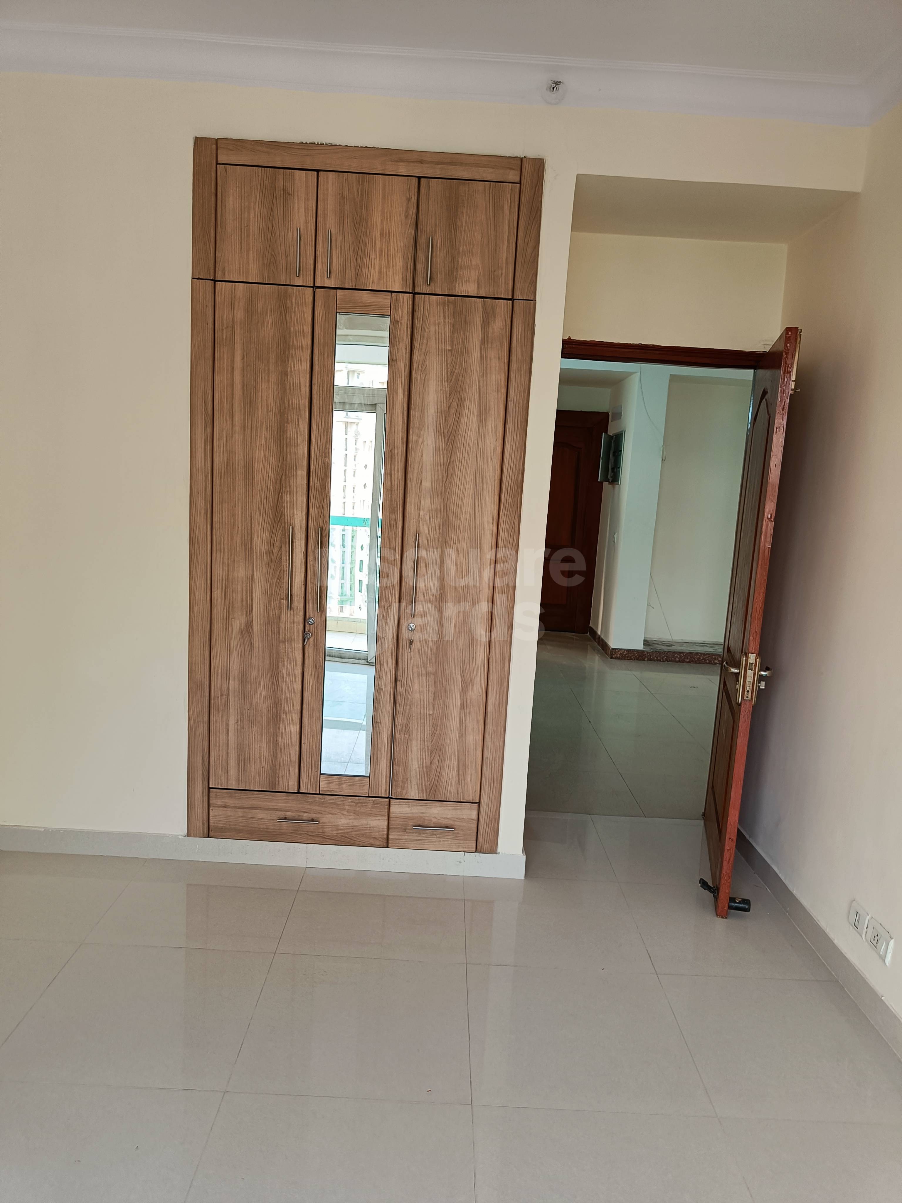 Rental 3 Bedroom 1300 Sq.Ft. Apartment in Ansal Valley View Estate, Gurgaon Faridabad Road