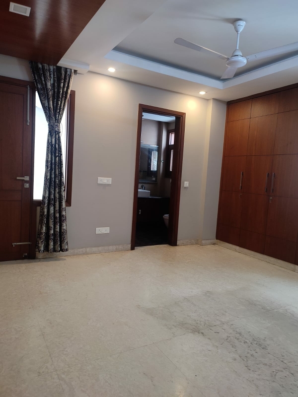 Resale 4 Bedroom 300 Sq.Yd. Builder Floor in RWA Saket Block J, Saket