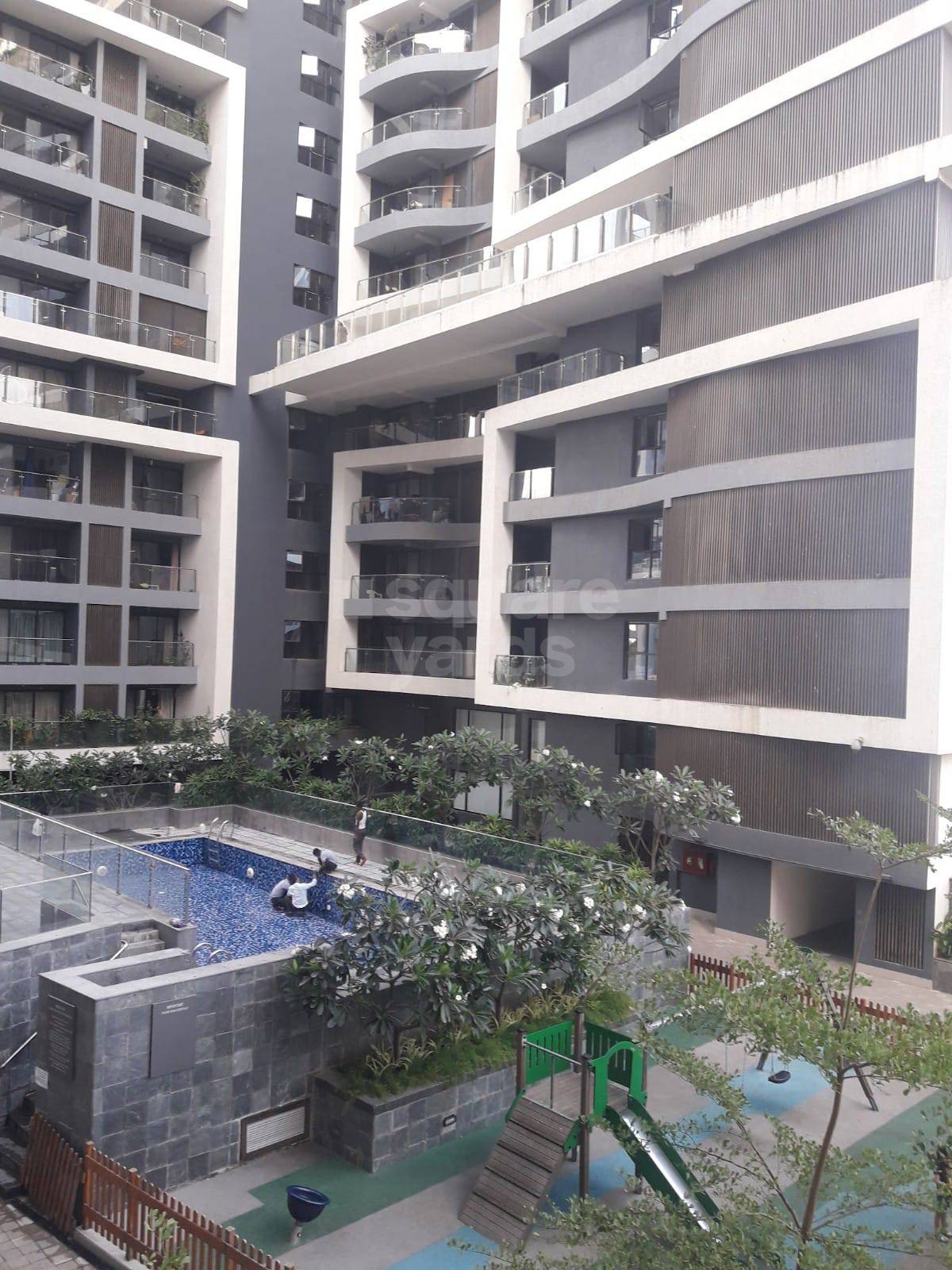 4 BHK + Servant Room Apartment For Sale in Rustomjee Elita