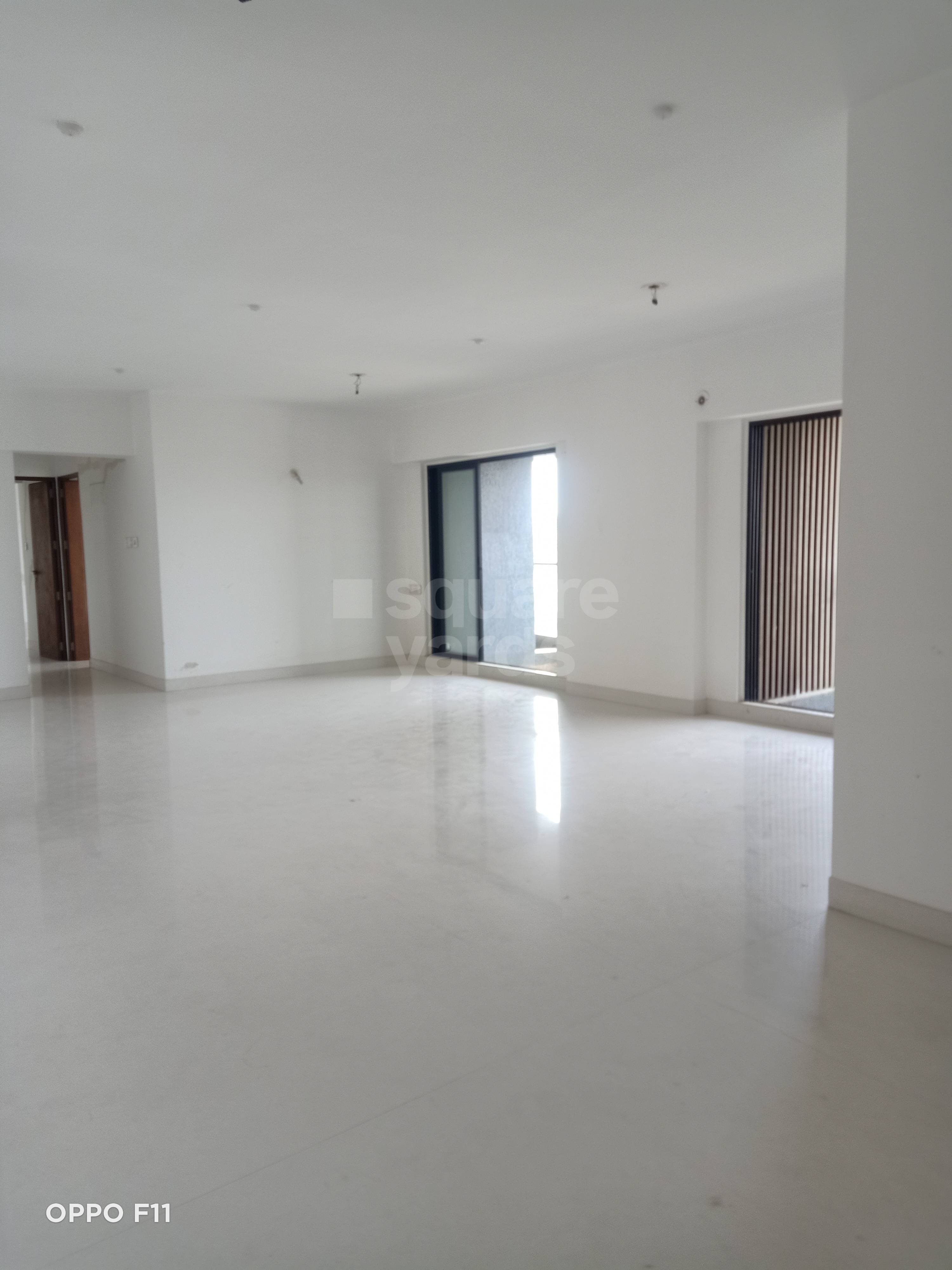 4 BHK + Extra Room Apartment For Sale in Rustomjee Elita
