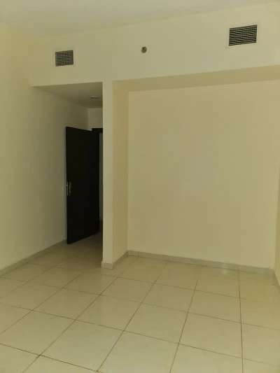 1 BR 879 Sq.Ft. Apartment in Emirates Lake Towers