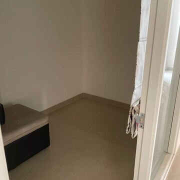 Room in 2 BHK Apartment at Emaar Emerald Estate, Sector 65 – for Rent
