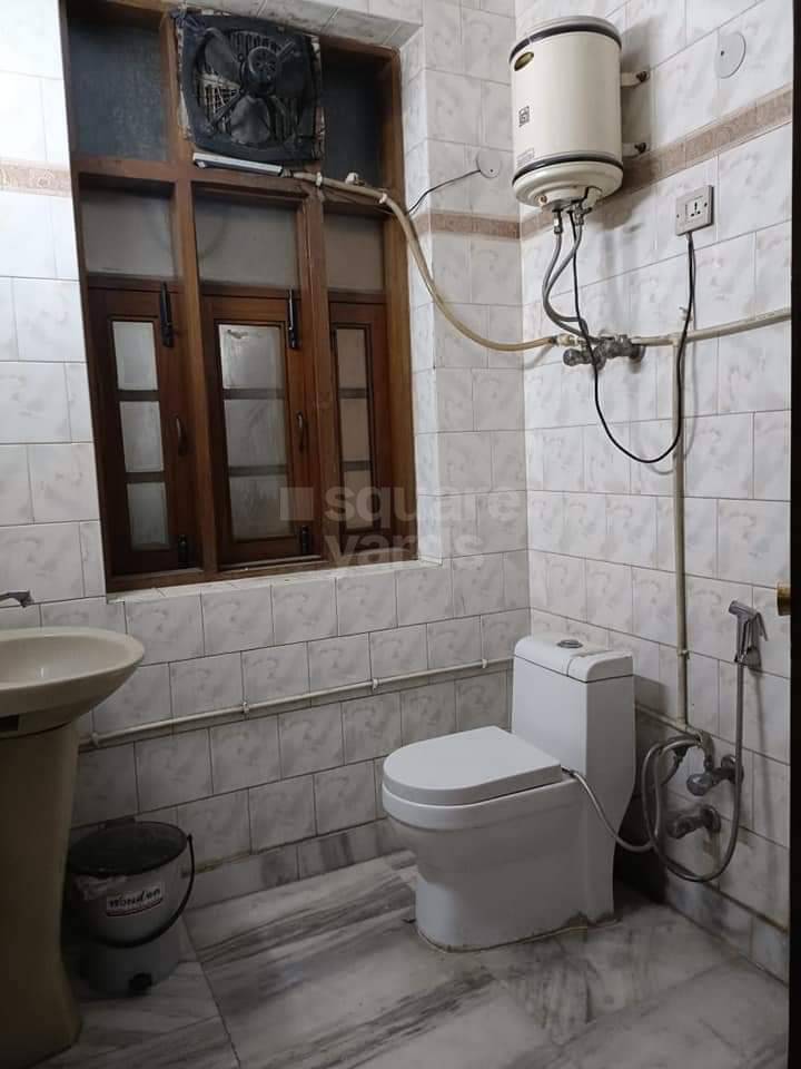 Rental 2 Bedroom 750 Sq.Ft. Apartment in Arun Vihar Sector 37, Sector