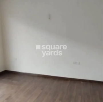 Room in 3 BHK Apartment at BPTP Amstoria, Sector 102 – for Rent