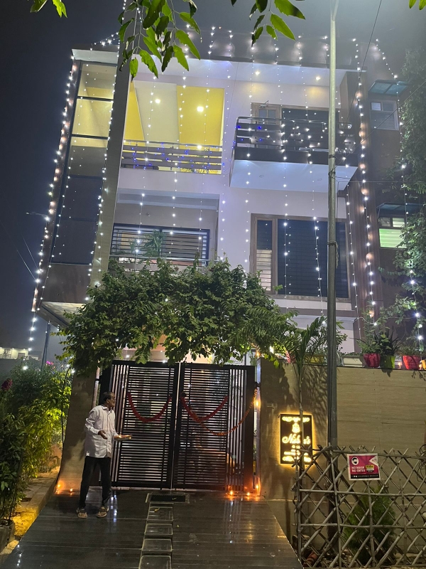 Resale 4 Bedroom 2475 Sq.Ft. Penthouse in Alaknanda Apartment Gomti