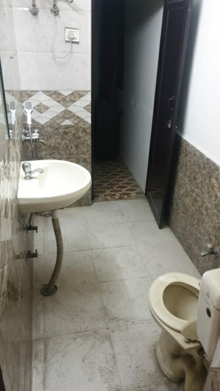 Bathroom, old rajinder nagar 1 Bedroom 510 Sq.Ft. Builder Floor In Old Rajinder Nagar Delhi 4327582