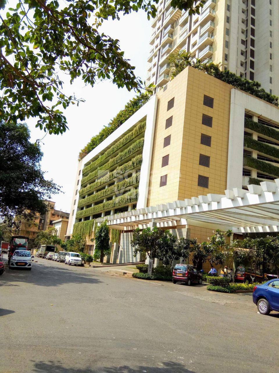 Resale 2 Bedroom 950 Sq.Ft. Apartment in Heera Panna Shopping Centre