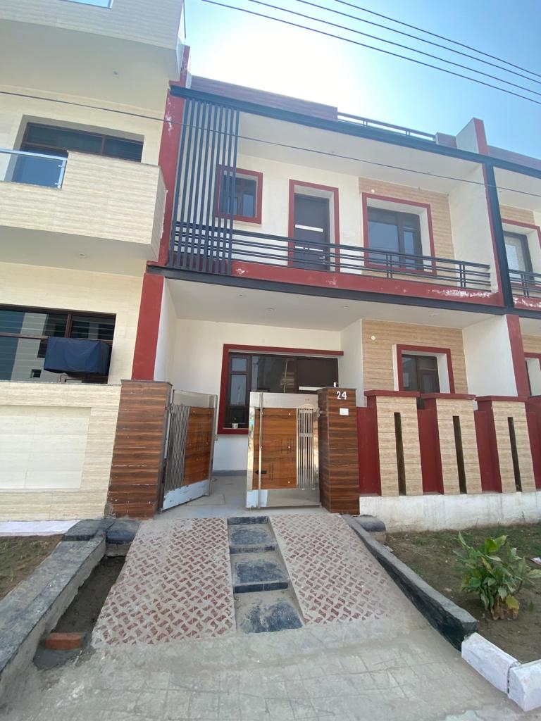 Resale 3 Bedroom 80 Sq.Yd. Independent House in Vip Road Zirakpur 4360903