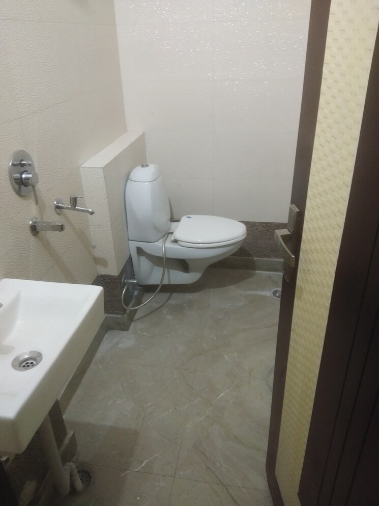 Bathroom, rohini sector 3 1 Bedroom 26 Sq.Mt. Builder Floor In Rohini Sector 3 Delhi 4367096