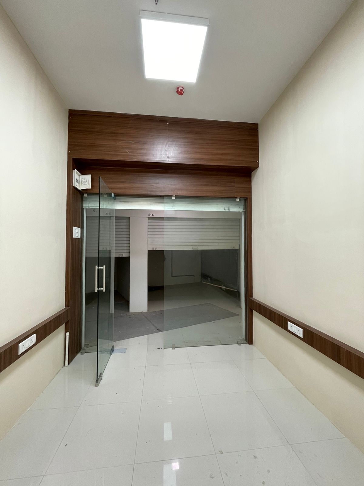 Rental Commercial Office Space 100 Sq.Ft. in Express Zone, Malad East