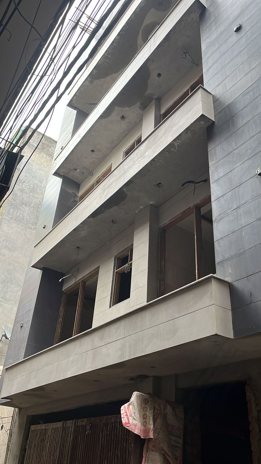 Resale 3 Bedroom 2100 Sq.Ft. Builder Floor in DDA AD Block Pitampura