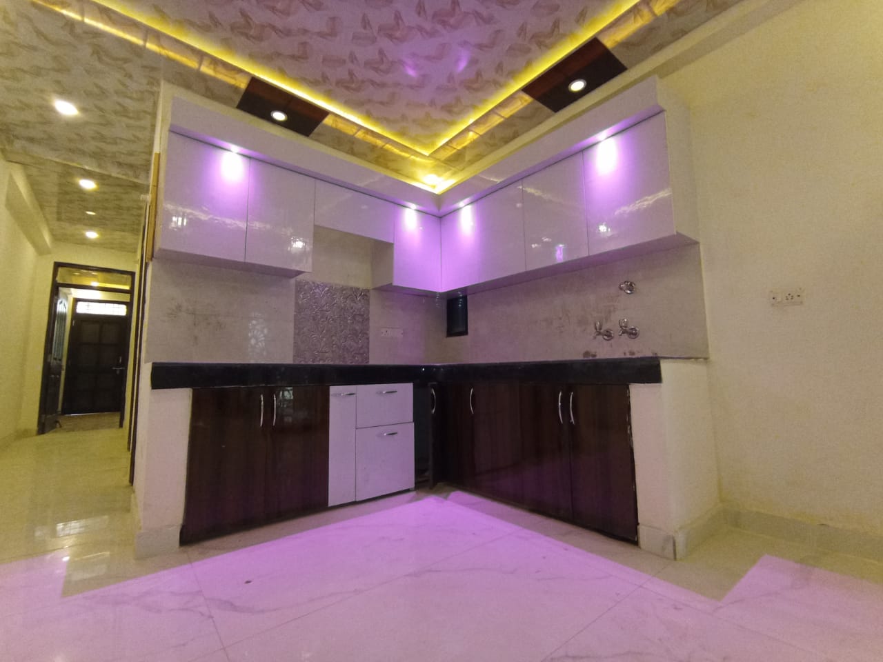 Resale 100 Sq.Mt. Plot in Noida Central Noida 4313590