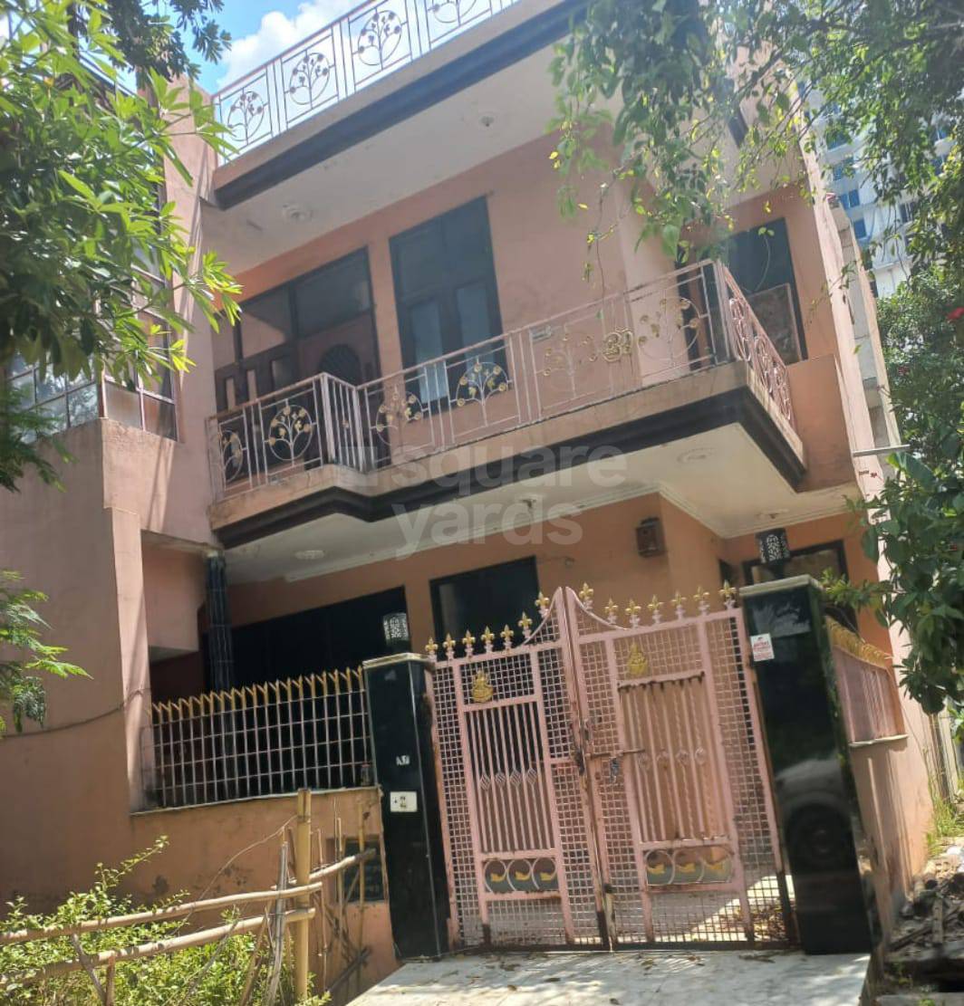 Resale 6 Bedroom 77 Sq.Mt. Independent House in Gn Sector Alpha 1