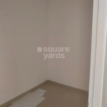 Room in 2 BHK Apartment at Emaar Emerald Estate, Sector 65 – for Rent