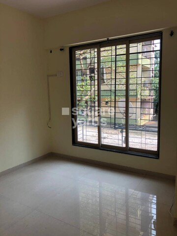 Room in 3 BHK Apartment at Thakur Kedarnath Tower, Versova – for Rent