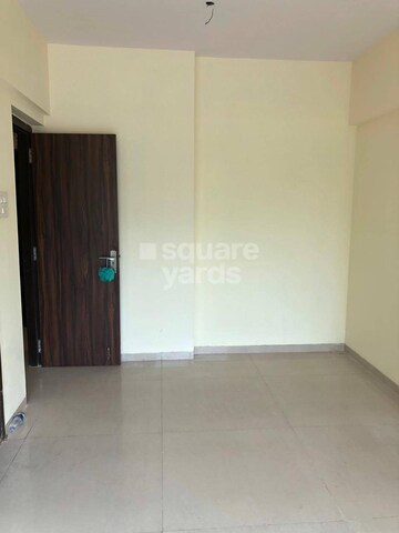 Room in 3 BHK Apartment at Thakur Kedarnath Tower, Versova – for Rent