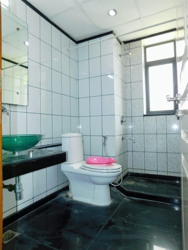 Bathroom, unitech-uniworld-gardens 3 Bedroom 2086 Sq.Ft. Apartment In Sector 47 Gurgaon 4507297