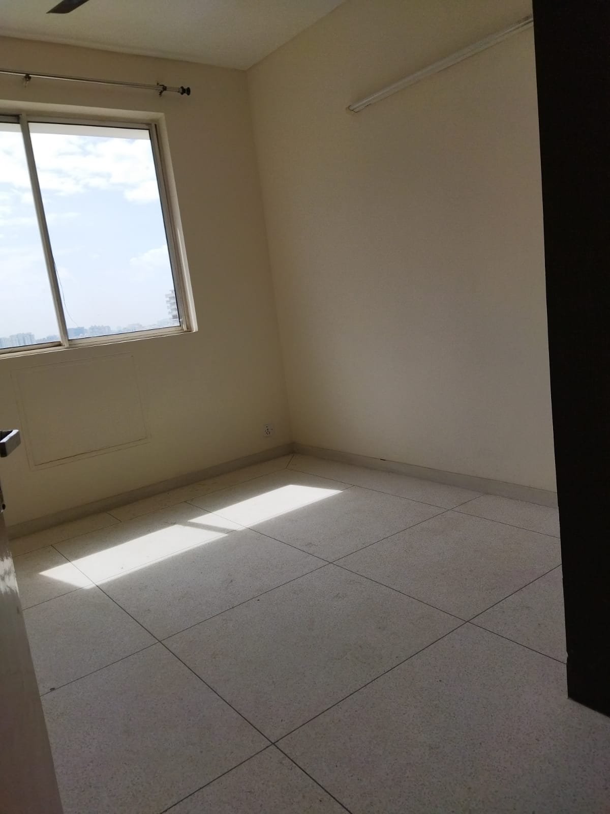 Resale 3 Bedroom 1365 Sq.Ft. Apartment in DLF The Carlton Estate, Dlf