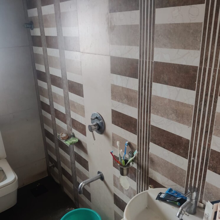 Bathroom, lok-nisarg-apartments 2 Bedroom 850 Sq.Ft. Apartment In Mulund West Mumbai 4525870