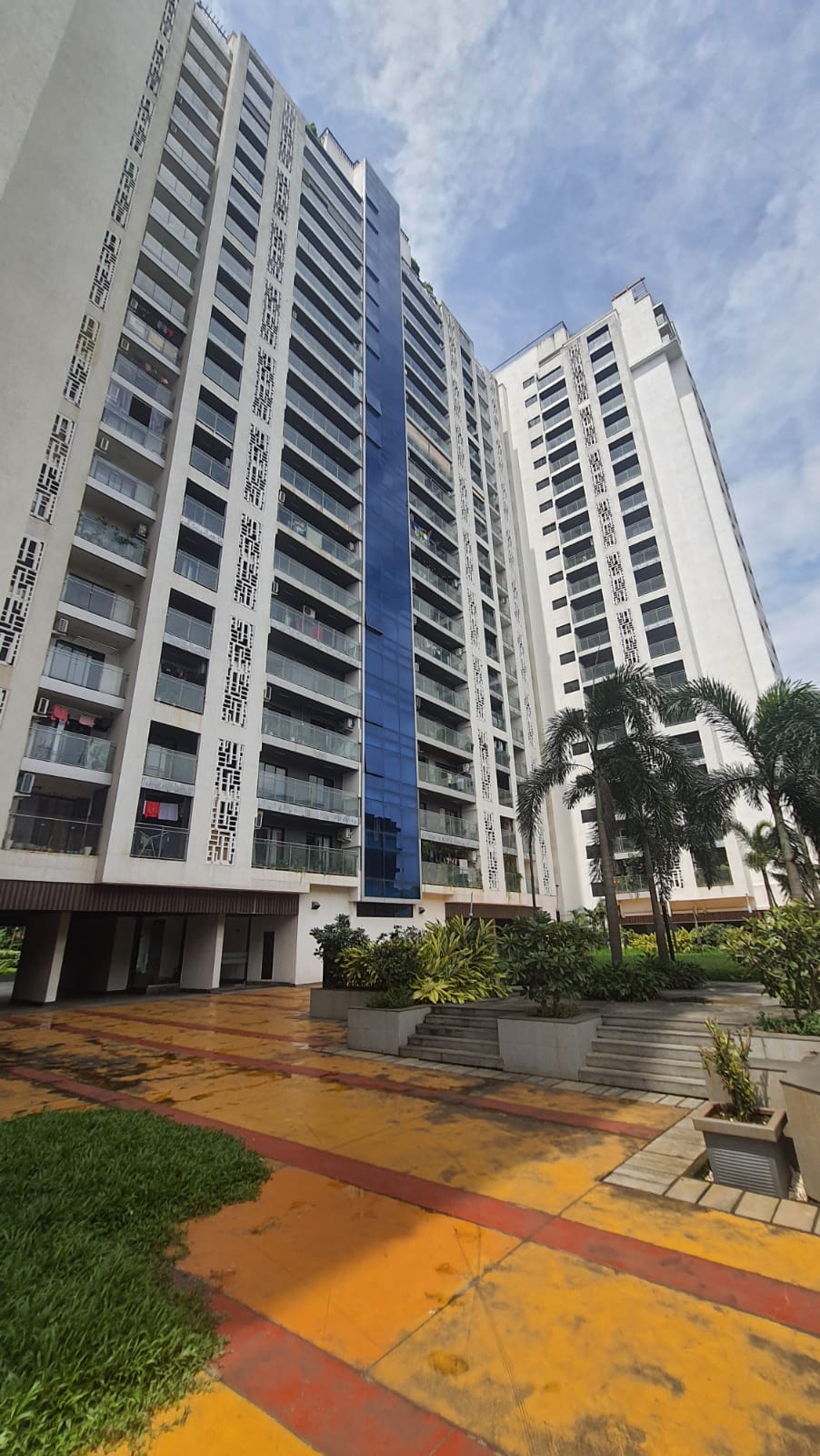 Resale 2 Bedroom 720 Sq.Ft. Apartment in Rustomjee Central Park