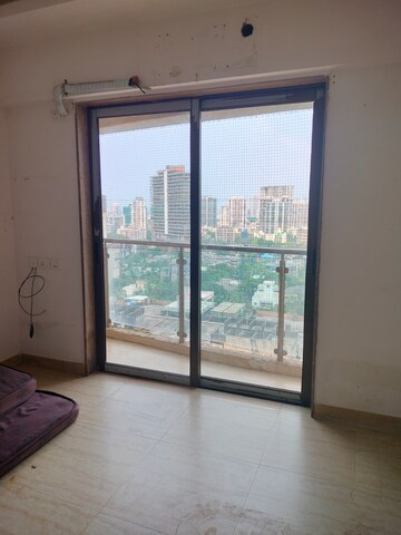 Room in 4 BHK Apartment at HDIL Metropolis Residences, Andheri West – for Rent