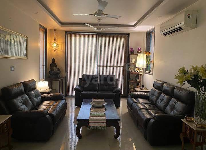 Resale 3 Bedroom 240 Sq.Yd. Villa in Nirvana Country Birch Court