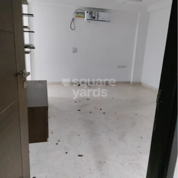 Room in 4 BHK Builder Floor at Ansal Versalia Avante, Sector 67a – for Rent