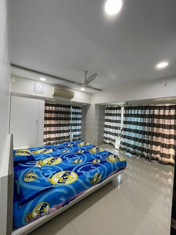 Room in 2 BHK Apartment at Sheffield Towers, Andheri West – for Sale