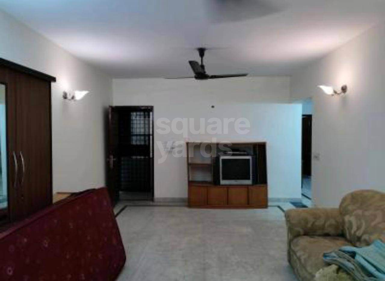 Resale 3 Bedroom 1550 Sq.Ft. Apartment in Arun Vihar Sector 37, Sector