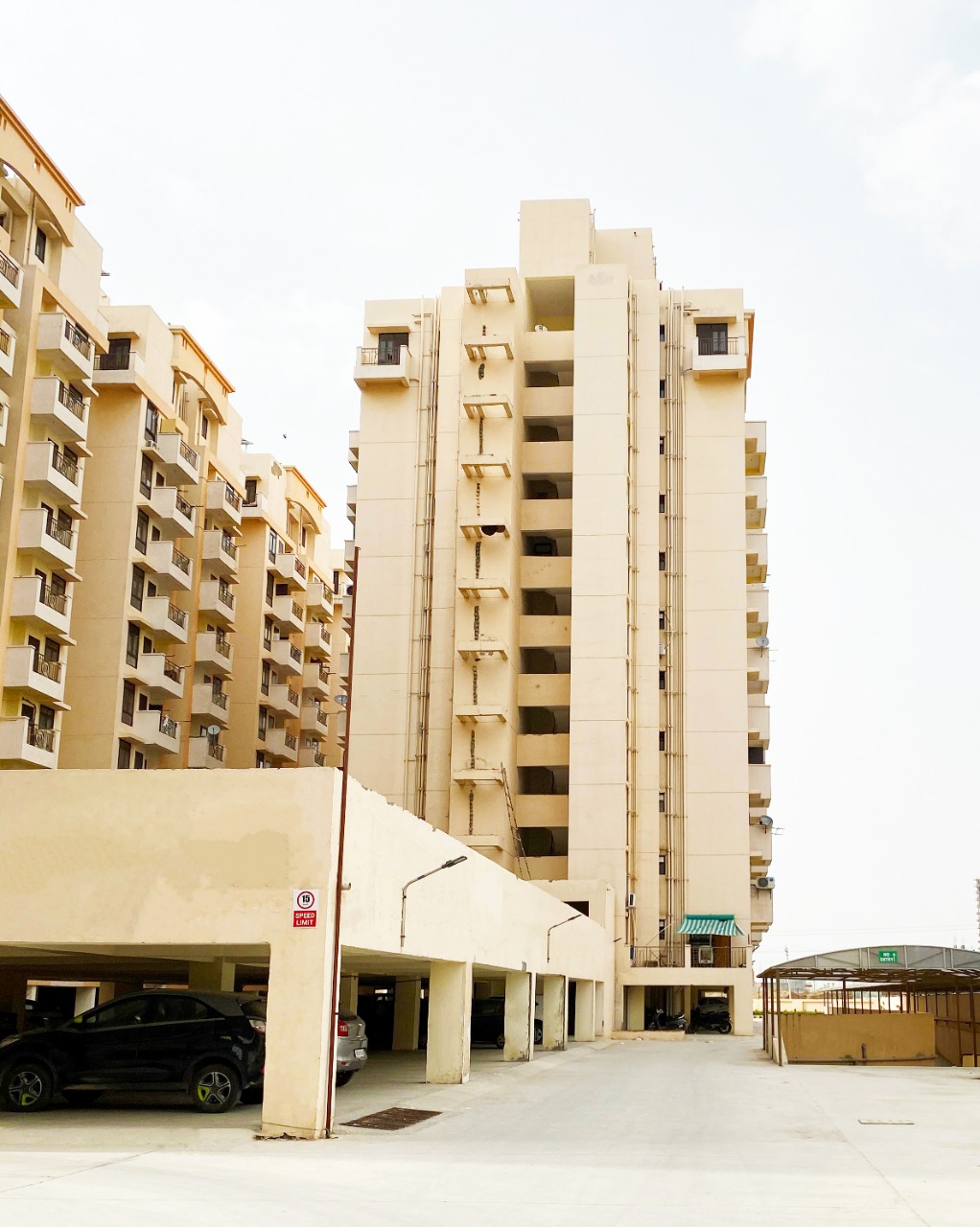 Resale 2 Bedroom 810 Sq.Ft. Apartment in Apex Our Homes, Sector 37c