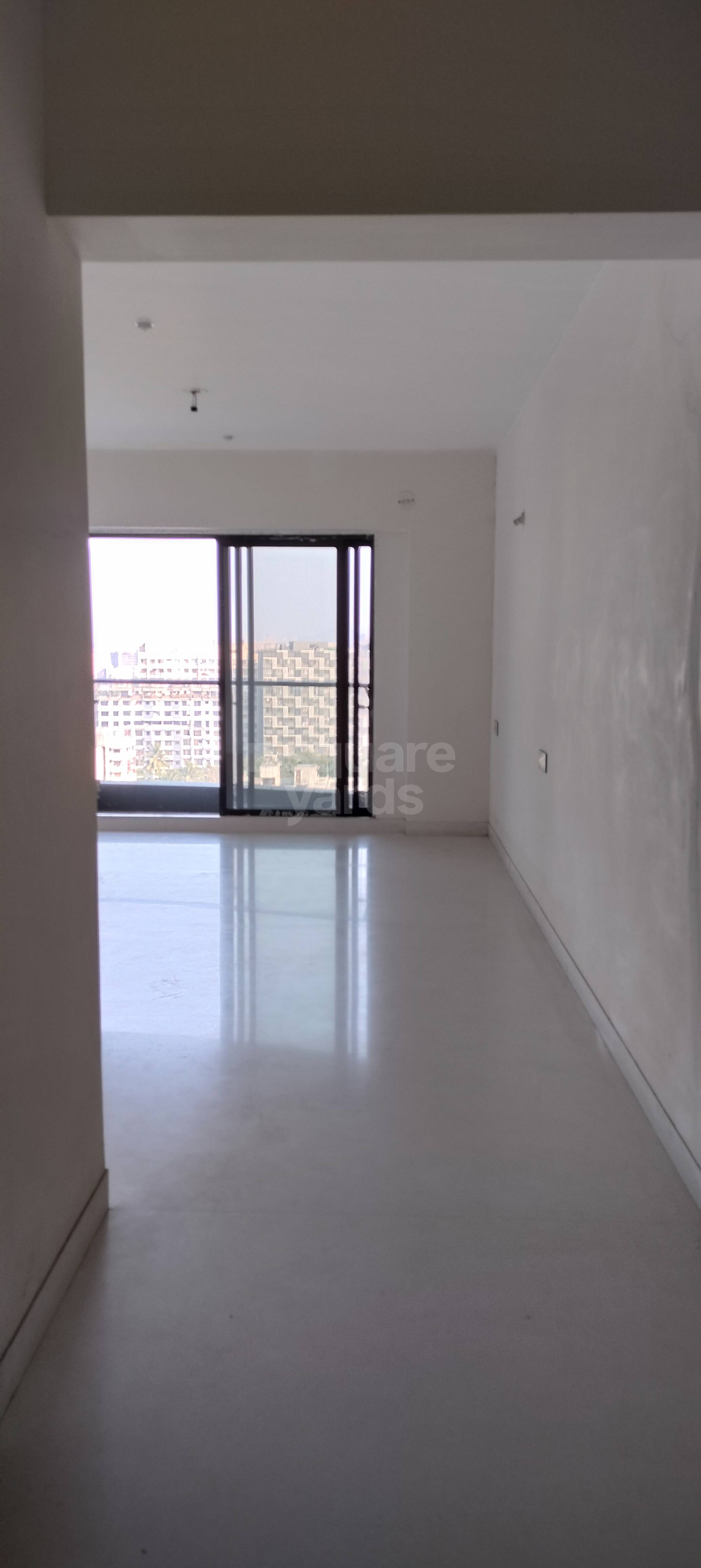 3 BHK 2000 Sq.Ft. Apartment in Rustomjee Elita