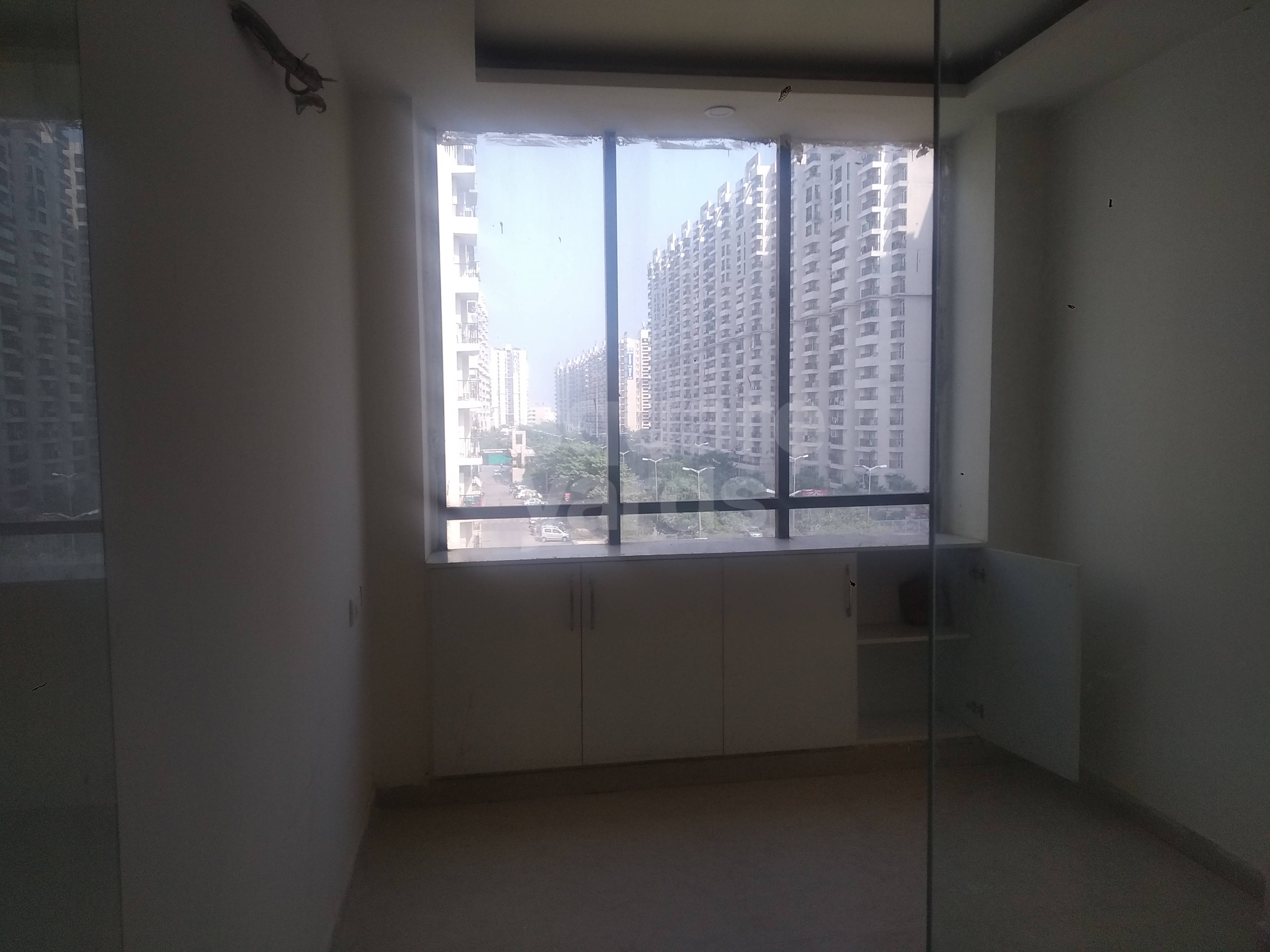 Rental Commercial Office Space 380 Sq.Ft. in Gaur City Mall, Sector 4 ...