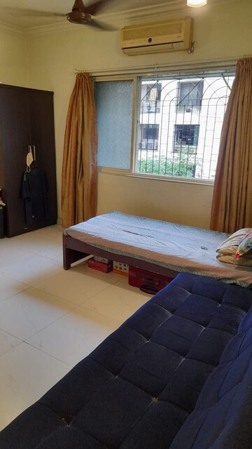 Room in 1 BHK Apartment at Lokhandwala Complex, Andheri West – for Rent