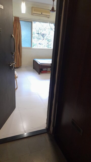Room in 1 BHK Apartment at Lokhandwala Complex, Andheri West – for Rent