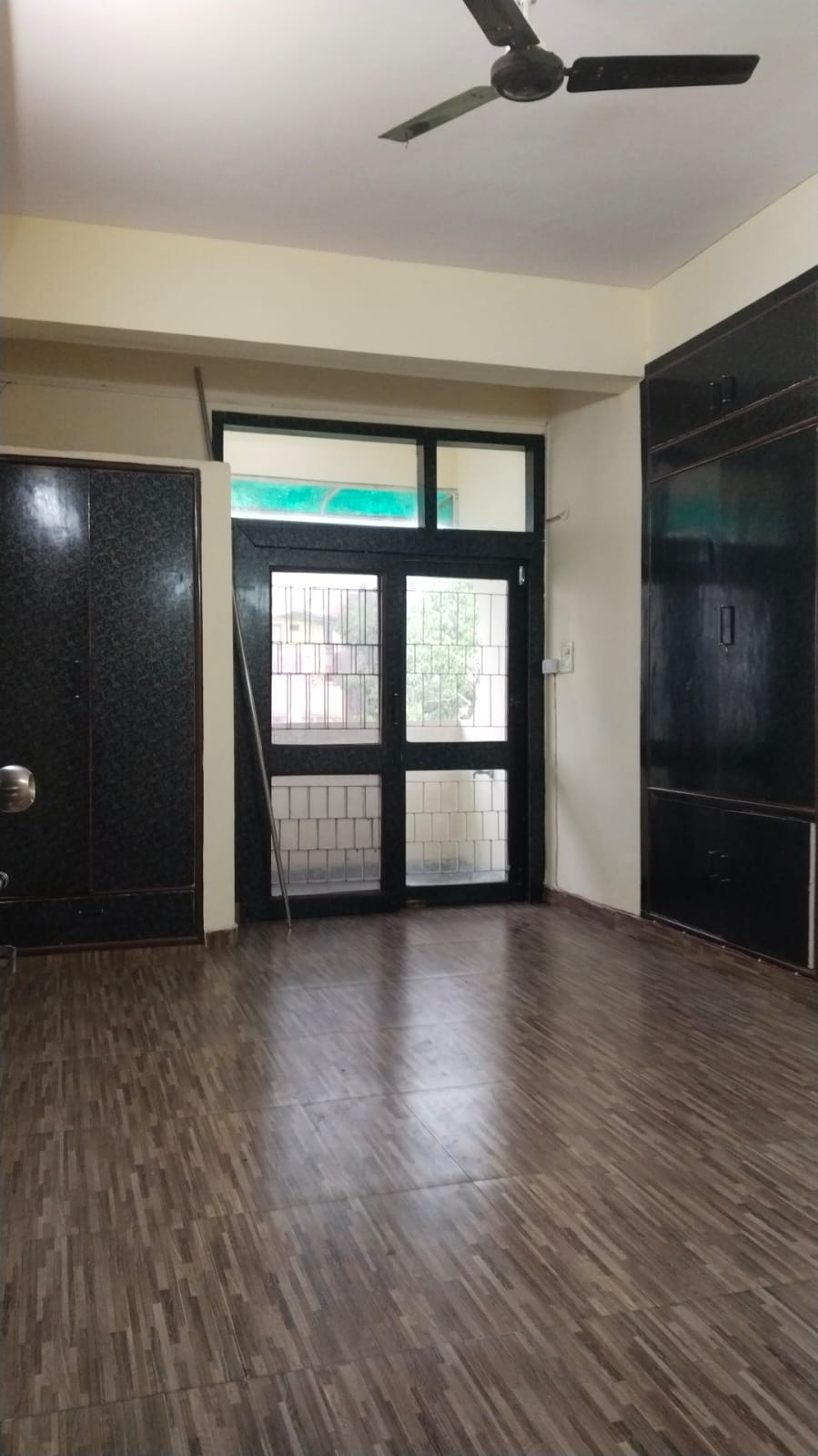 Rental 3 Bedroom 1250 Sq.Ft. Apartment in Vishwakarma Apartments