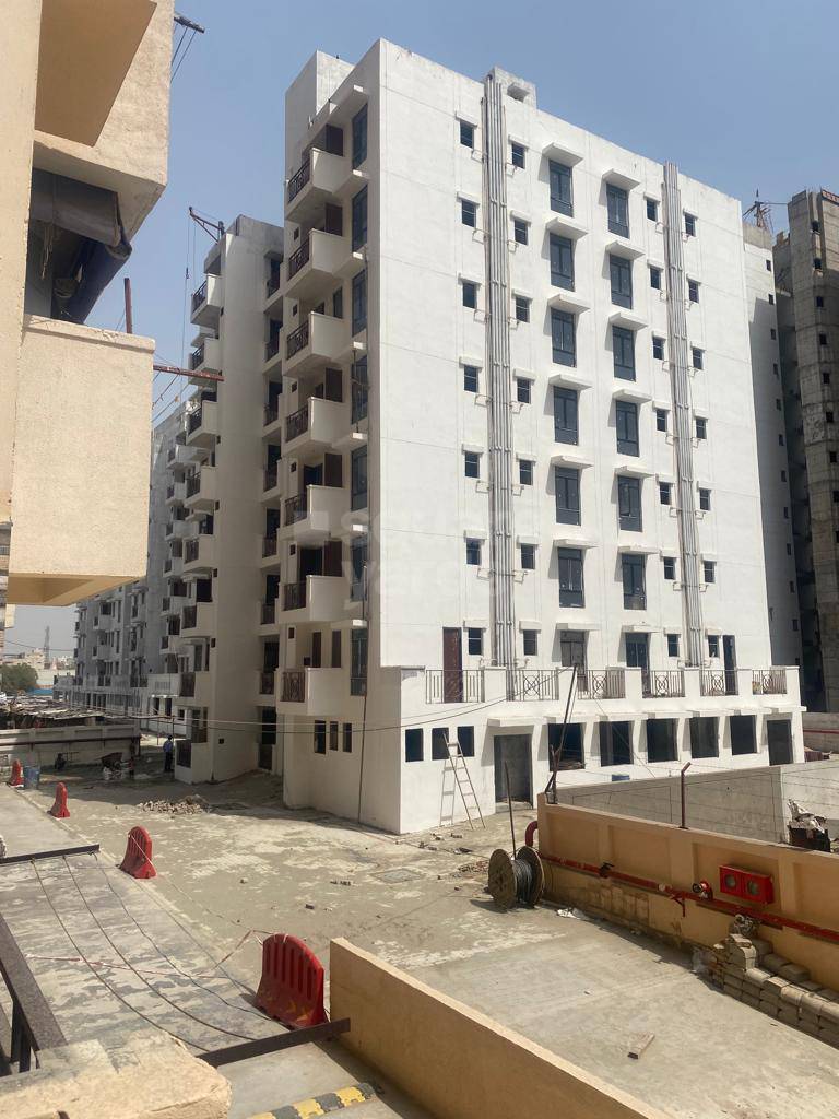 Resale 3 Bedroom 680 Sq.Ft. Apartment in Apex Our Homes, Sector 37c