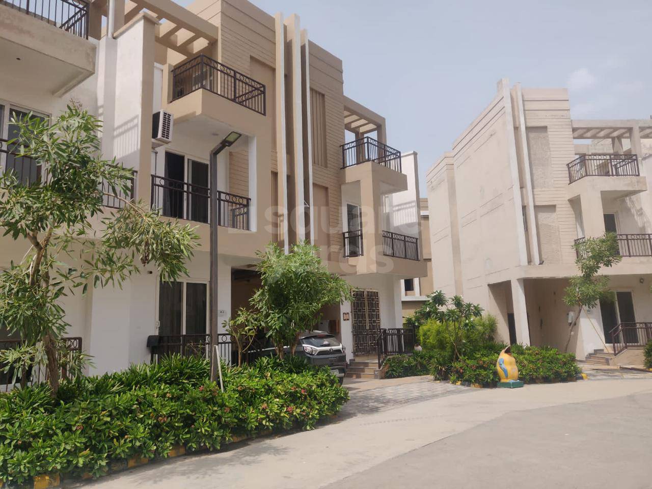 Resale 4 Bedroom 3085 Sq.Ft. Villa in Ajnara Panorama Facing F1, Yex